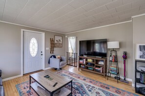 Smart TV, books, offices, printers - Waterview House w/ Fenced Yard, Woodboat, & Museum (Clayton)