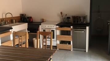 Kjøleskap, mikrobølgeovn, ovn og kokeplater