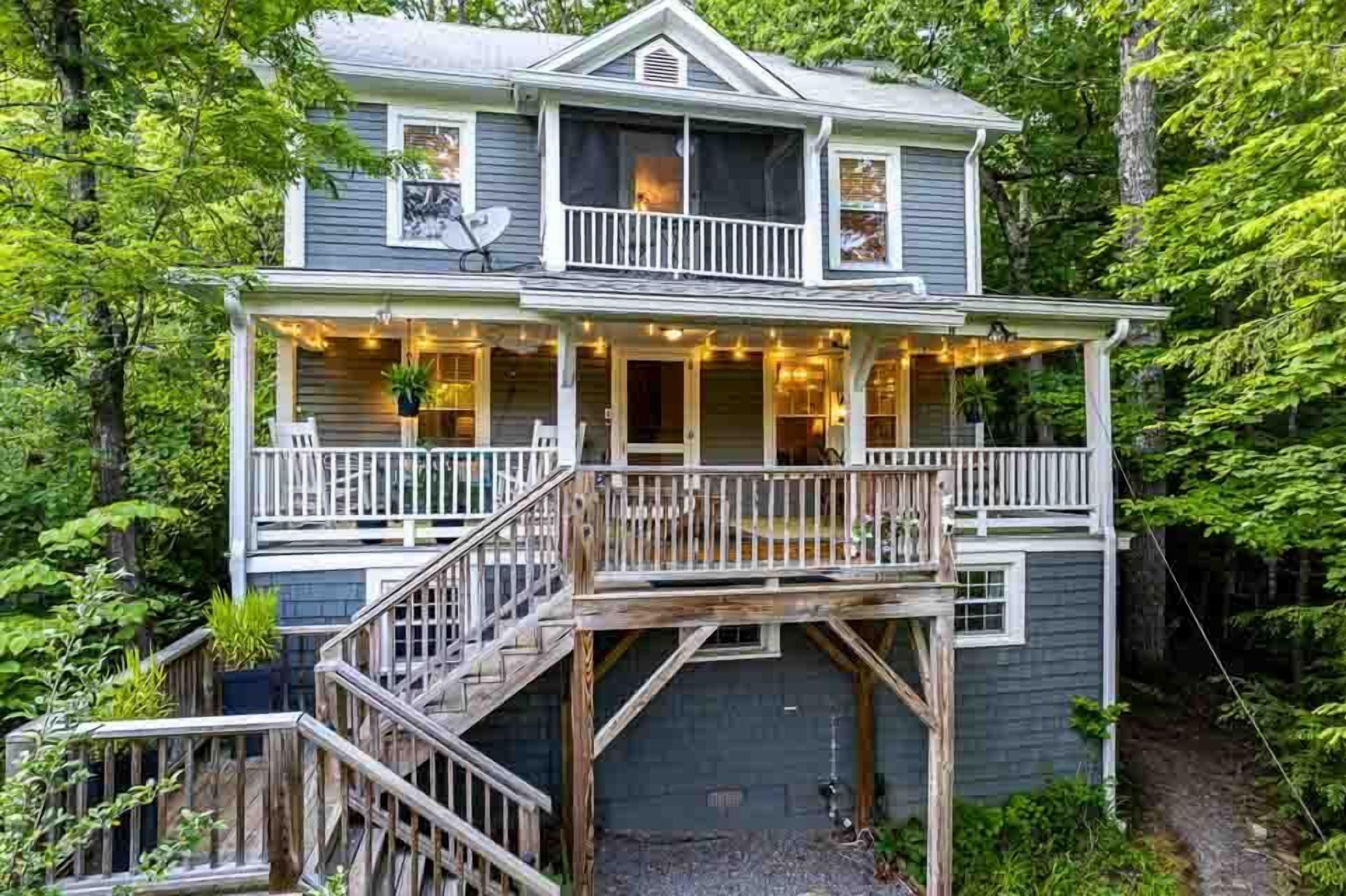 Charming Updated 1920's Cottage - Perfect for Groups and Families