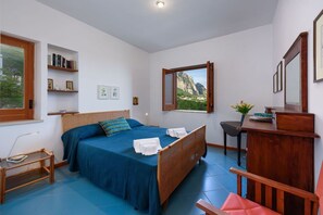 1 habitación, tabla de planchar con plancha y ropa de cama 