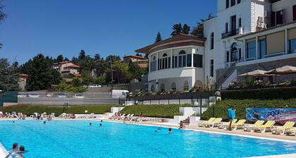 La Pequeña Burbuja: Encanto Moderno con Terraza en Saint-Galmier