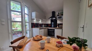 Une cuisine moderne avec un coin repas.