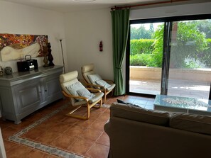 TV connectée, cheminée, table de tennis de table, livres