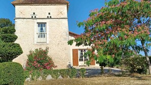 A building with a tower, a window, and a door. - Charming Cottage with WiFi and Pets Allowed (Saint-Romain)