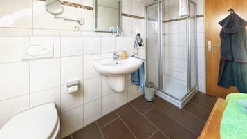 Douche, serviettes fournies, savon, papier toilette