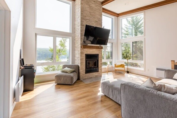 TV, fireplace - La Signature Guy spa Pohénégamook (Pohénégamook)