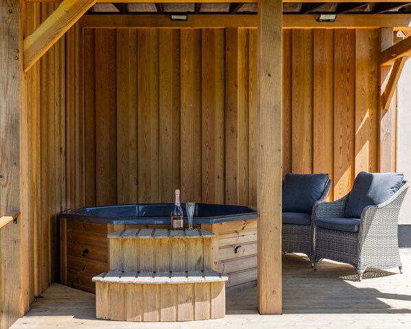 Outdoor spa tub - Hot tub heaven on the farm! (Ewhurst)