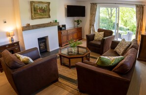 Smart TV, books, stereo, offices - Hot tub heaven on the farm! (Ewhurst)