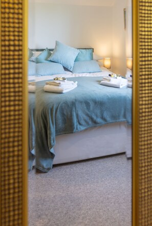 2 bedrooms, desk, iron/ironing board, free WiFi - Hot tub heaven on the farm! (Ewhurst)