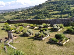 Property grounds - Charming Getaway in Polignac - Explore Historic Village & UNESCO Sites (Polignac)