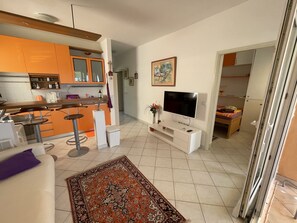 Departamento exclusivo | Cocina privada | Refrigerador con congelador, microondas, horno y lavavajillas 