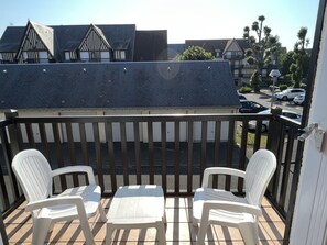 Property grounds - 3-Room Apartment Near Beach & Thalassotherapy, Free WiFi, Balcony, Fully Equipped Kitchen (Cabourg)