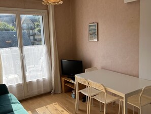 Interior - 3-Room Apartment Near Beach & Thalassotherapy, Free WiFi, Balcony, Fully Equipped Kitchen (Cabourg)