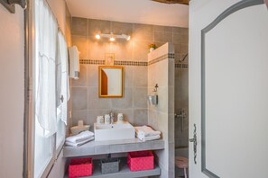 Shower, towels, soap, shampoo - Enchanting Guest Room in the Heart of Provence (Venasque)