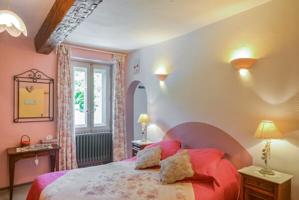 1 bedroom, WiFi, bed sheets - Enchanting Guest Room in the Heart of Provence (Venasque)