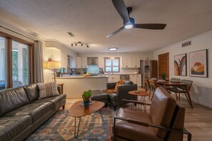 Smart TV, offices - Quaint Cottage Steps From Downtown Saugatuck (Saugatuck)