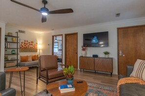 Smart TV, offices - Quaint Cottage Steps From Downtown Saugatuck (Saugatuck)