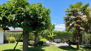 A well-maintained garden with a hammock, outdoor seating, and a variety of trees. - Beautiful bask villa close to Bidart Guethary Biarritz beaches (Ahetze)