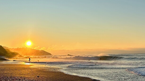 A beach scene with waves and a person walking. - Beautiful bask villa close to Bidart Guethary Biarritz beaches (Ahetze)