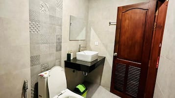 Sturta, regnsturtuhaus, hárblásari, inniskór
