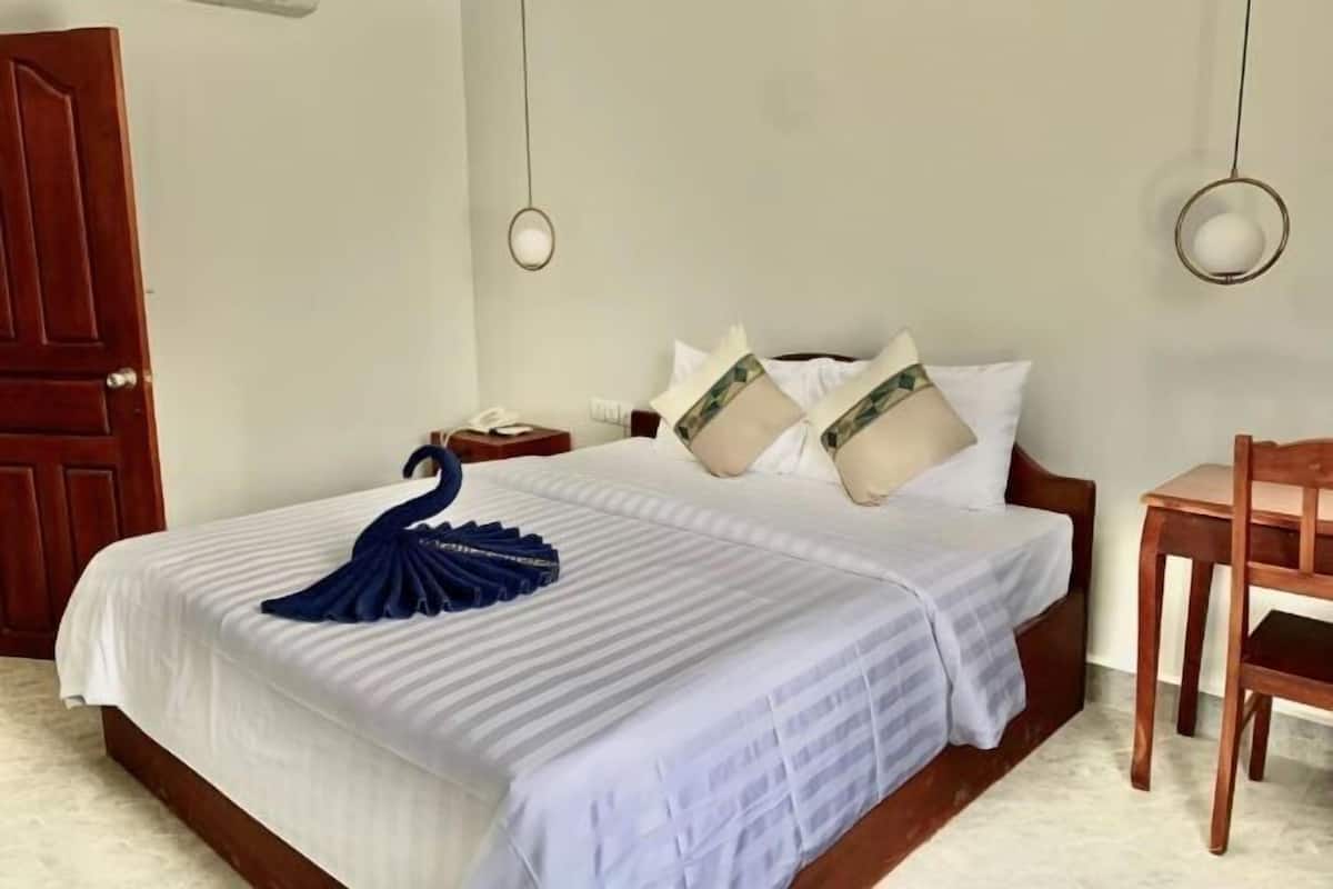 Een minibar, een bureau, gratis wifi, beddengoed