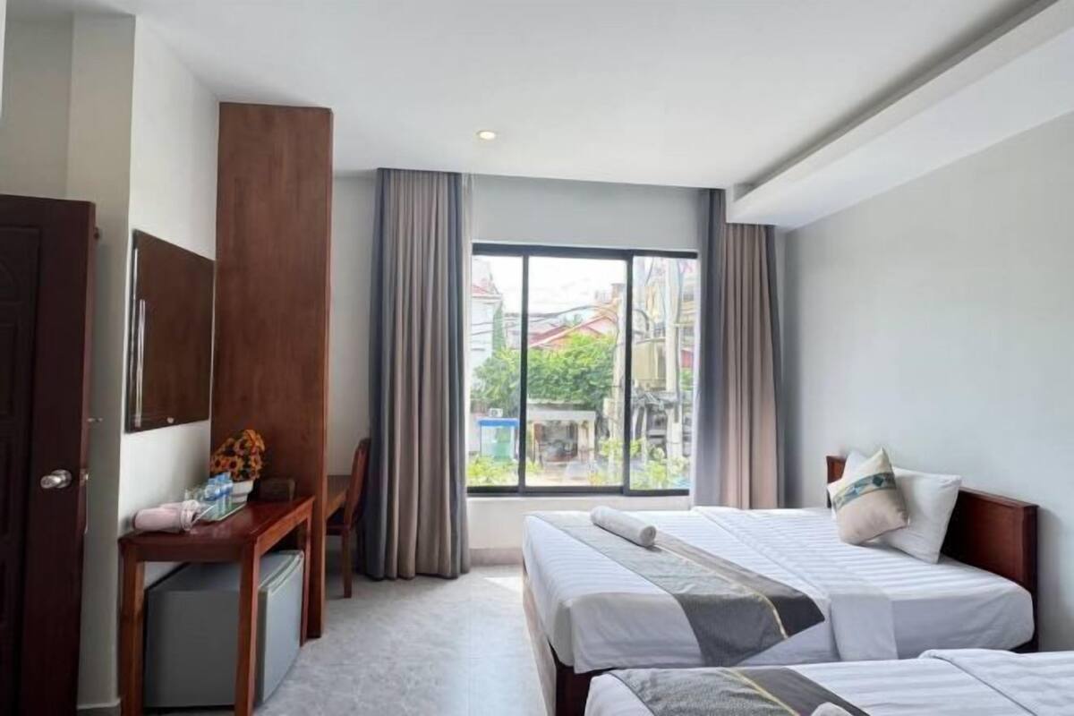 Een minibar, een bureau, gratis wifi, beddengoed