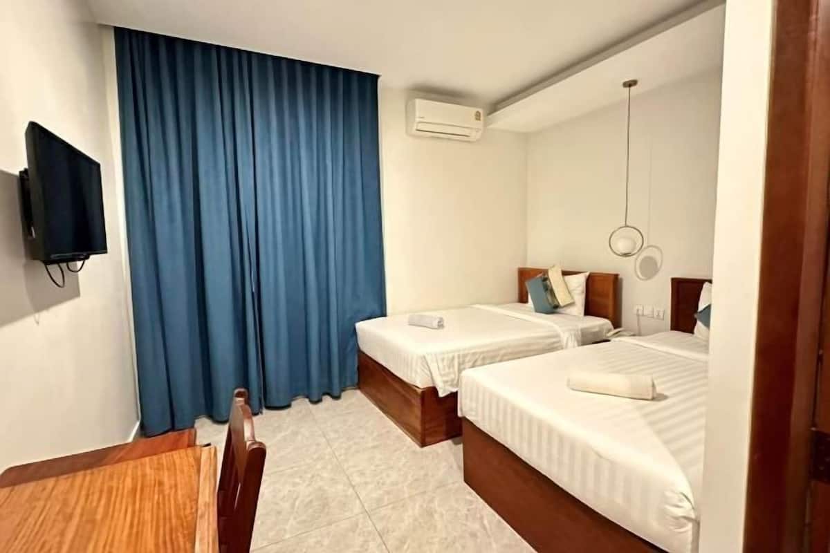 Een minibar, een bureau, gratis wifi, beddengoed