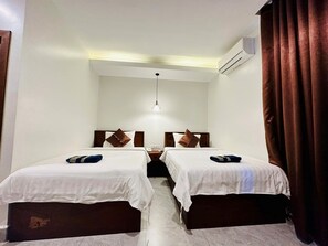 Quarto duplo standard | Frigobar, escrivaninha, Wi-Fi de cortesia, roupa de cama