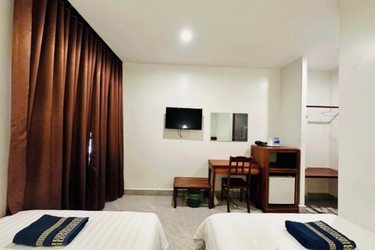 Minibar, desk, free WiFi, bed sheets