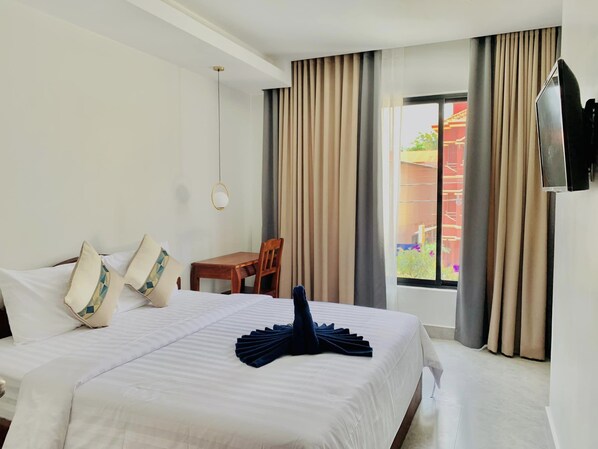 Kahden hengen standard-huone, 1 suuri parisänky | Minibaari, työpöytä, ilmainen Wi-Fi, vuodevaatteet