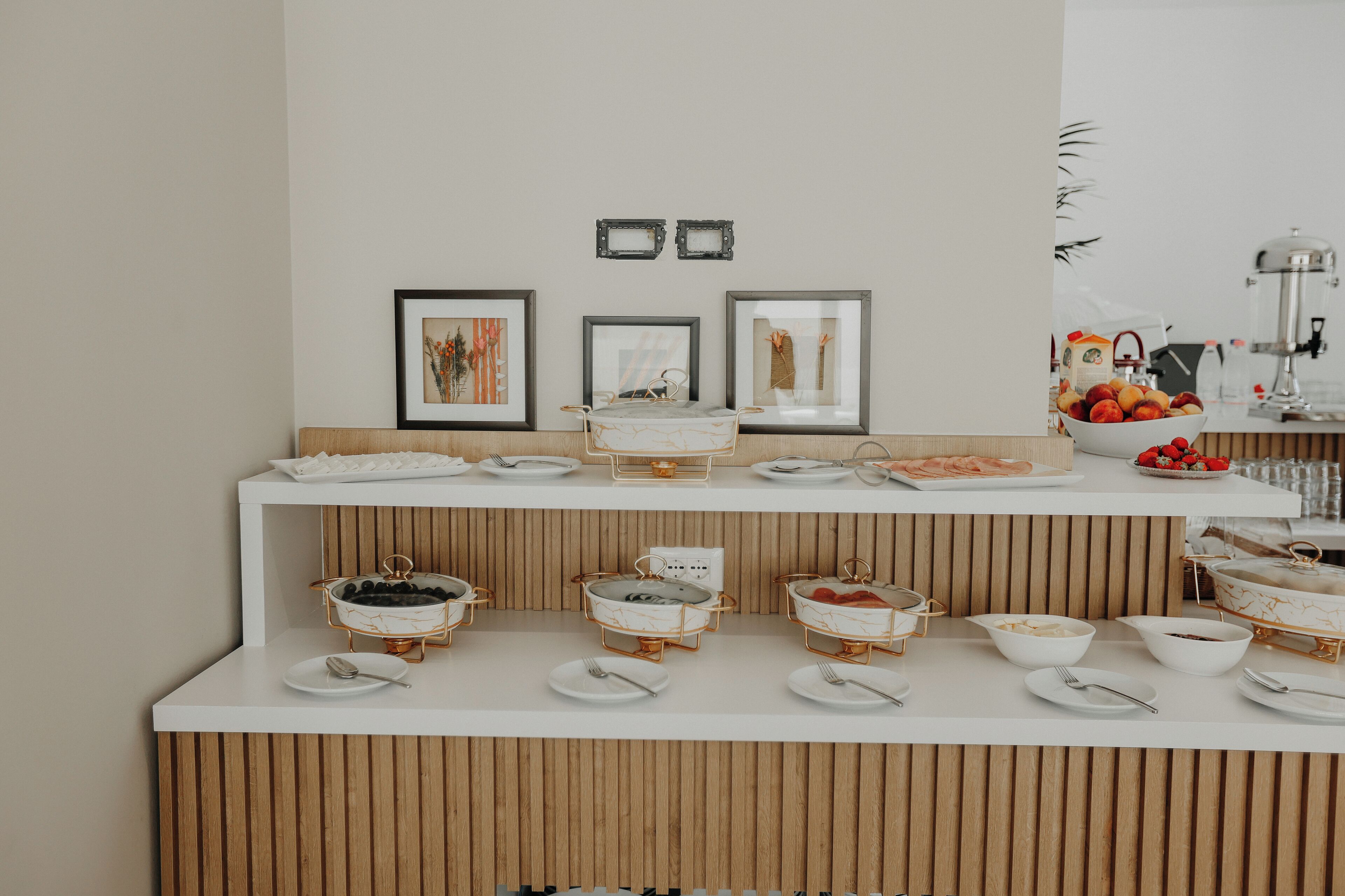 Ein reichhaltiges Buffet mit verschiedenen Speisen und Geschirr.