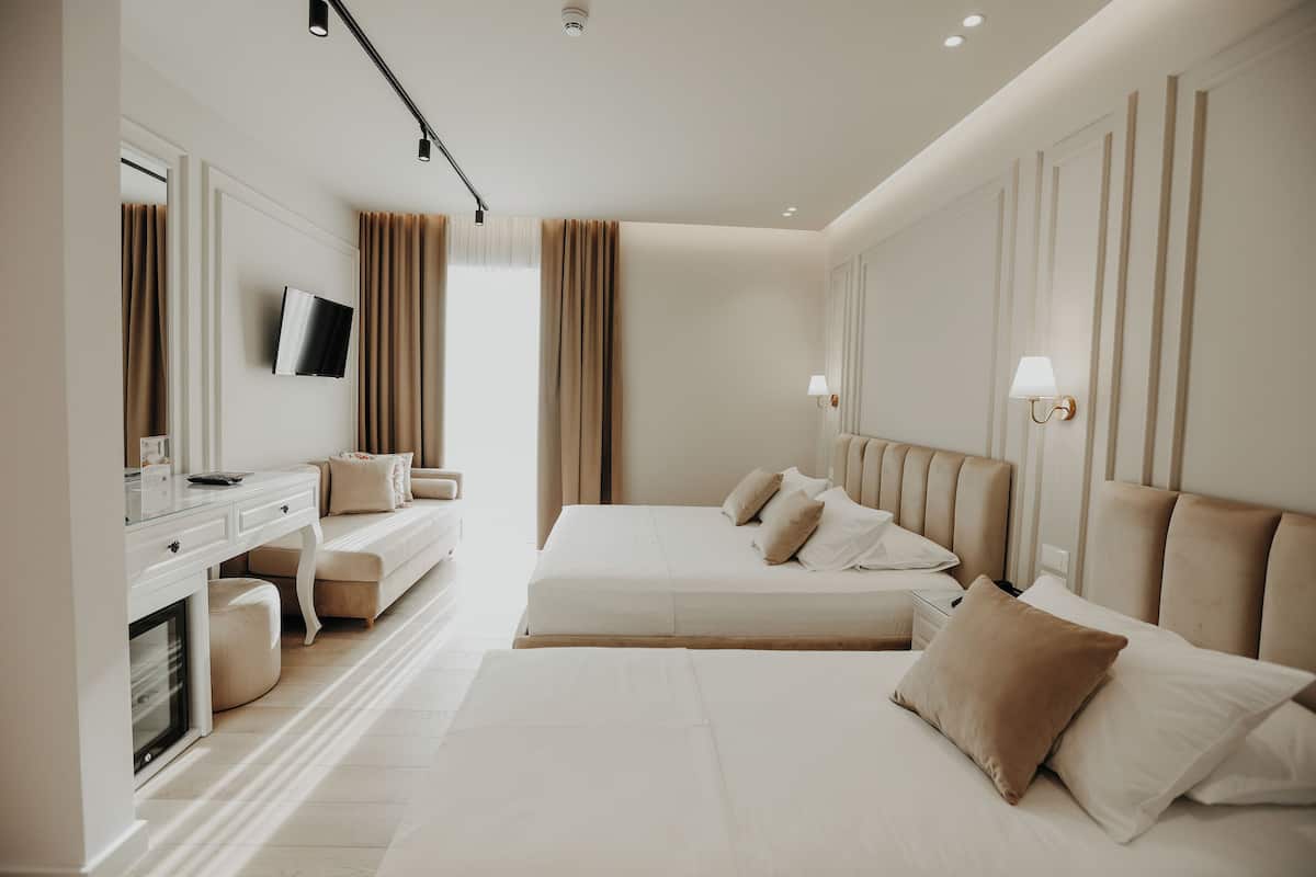 ห้องดีลักซ์ทริปเปิล, 1 ห้องนอน, ปลอดบุหรี่, วิวทะเล | ผ้าปูที่นอนฝ้ายอียิปต์, เครื่องนอนระดับพรีเมียม, ผ้านวมขนเป็ด