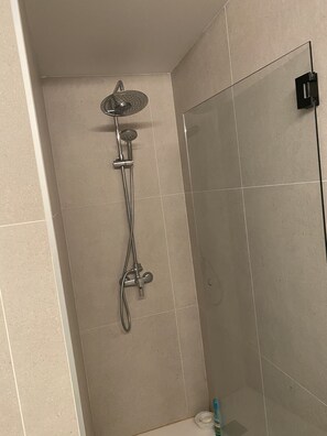 Sèche-cheveux, serviettes fournies, papier toilette