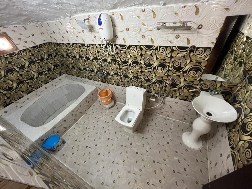 Een badkamer met een bad, toilet en wastafel.