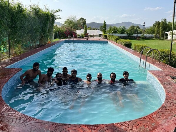 Una piscina al aire libre