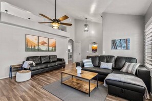 Televisio, takka, kirjoja, työhuone