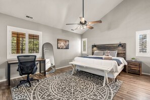 3 bedrooms, desk, WiFi, bed sheets - Colorful Gem ~ BBQ ~ Yard Games (Munds Park)