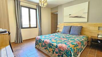 1 bedroom, individually decorated, individually furnished, desk