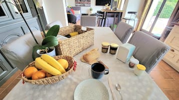 Tägliches kontinentales Frühstück (6 EUR pro Person)