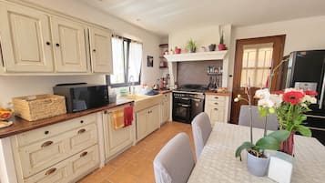 Full-sized fridge, microwave, high chair, mixer