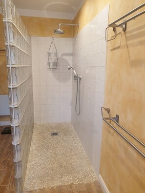 Regadera, amenidades de baño gratuitas, secadora de cabello, toallas
