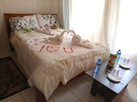 1 habitación, escritorio y espacio para trabajar con laptop 