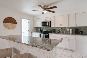 Fridge, microwave, oven, stovetop - Fillmore Unit 15 Summ (Cape Canaveral)