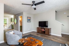 Televisio, videopelejä, työhuone