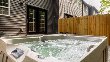 Tina de hidromasaje al aire libre