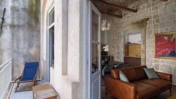 Premium-Studiosuite | Wohnbereich | Fernseher