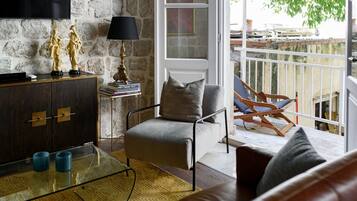 Premium studio suite | Woonruimte | Televisie