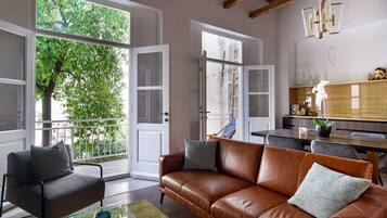 Premium studio suite | Woonruimte | Televisie