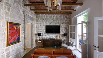 Premium studio suite | Woonruimte | Televisie