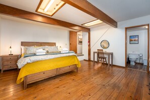 4 bedrooms, travel cot, WiFi, bed sheets